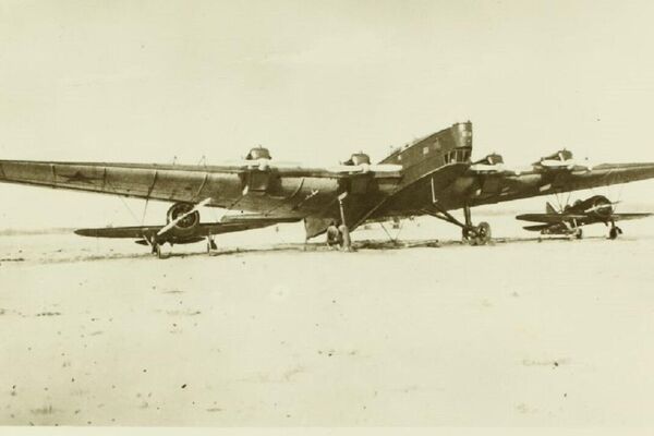 Un TB-3 del proyecto Zveno con dos cazas I-16 bajo sus alas - Sputnik Mundo