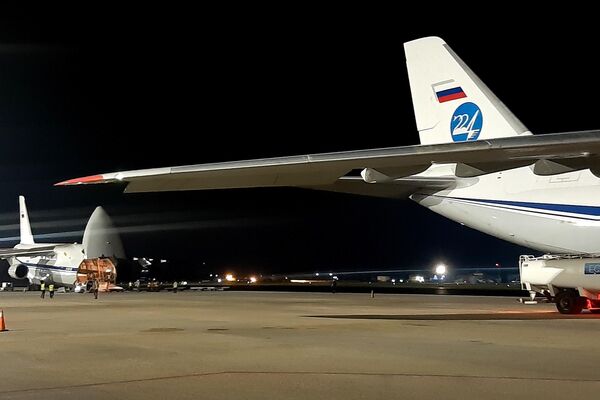 Aviones rusos An-124 Ruslan arriban a Cuba con cargamento de ayuda humanitaria - Sputnik Mundo