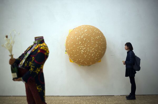 El Big Mac es una de las hamburguesas más populares del mundo. Solo en Estados Unidos se venden más de 500 millones al año. En la foto: la escultura Big Big Mac de Tom Friedman en la feria de arte y gastronomía de Milán. - Sputnik Mundo