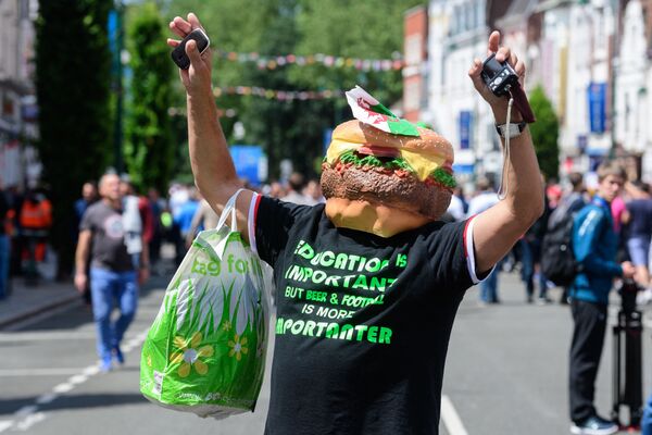 Un aficionado al fútbol con una máscara de hamburguesa se dirige al estadio de Lens, en Francia, donde se disputa el partido de la fase de grupos de la Eurocopa 2016 entre Inglaterra y Gales. - Sputnik Mundo