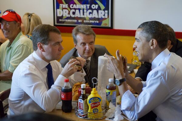 En KFC puedes disfrutar de una hamburguesa de carne la veas por donde la veas. Los panecillos son sustituidos por chuletas de pollo empanadas con pan rallado. Y en Wendy&#x27;s las chuletas de las hamburguesas son cuadradas. En esta foto, el expresidente ruso Dmitri Medvédev y el expresidente estadounidense Barack Obama disfrutan de un desayuno de trabajo en Ray&#x27;s Hell Burger en 2010. - Sputnik Mundo