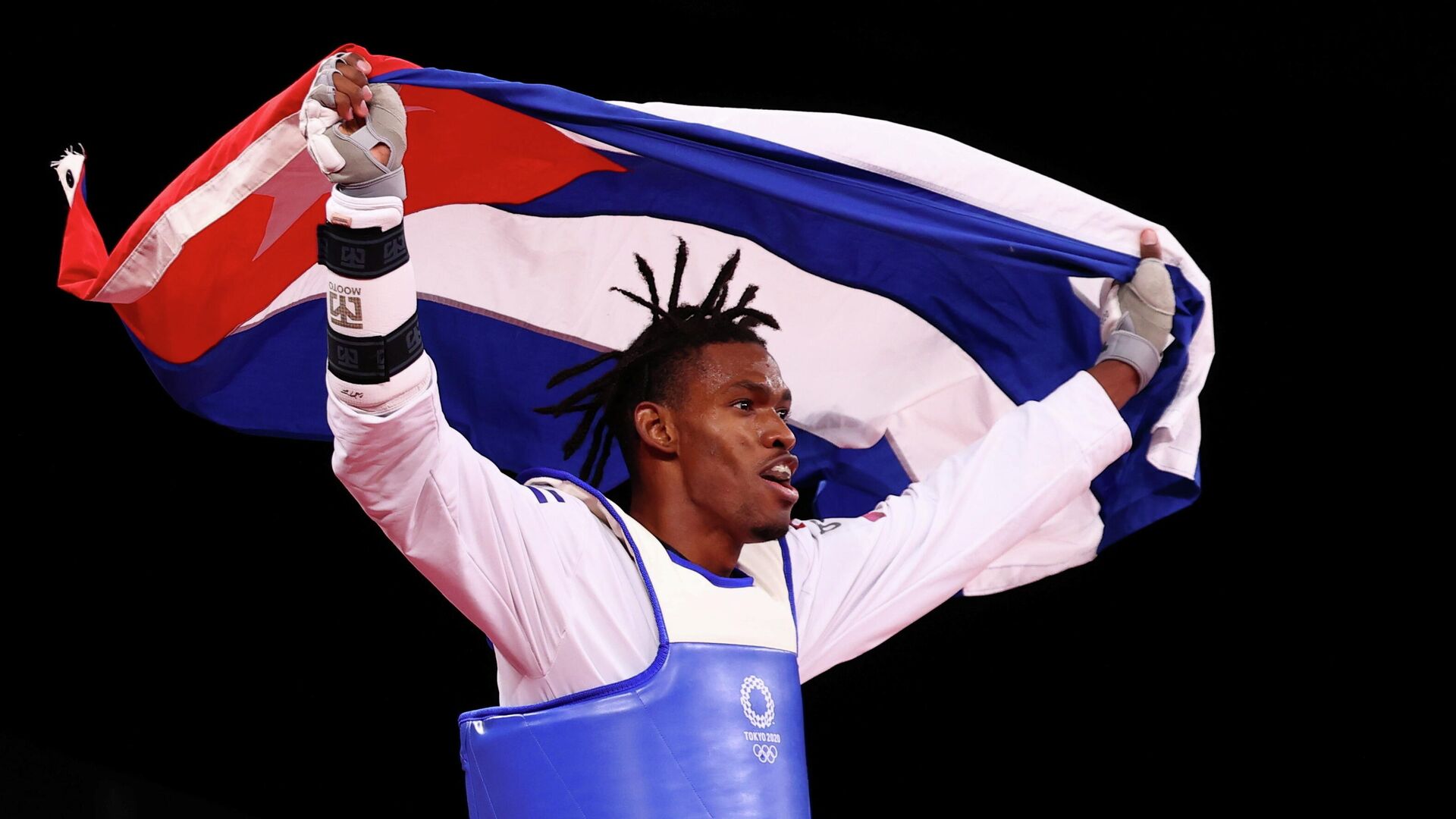 El deportista cubano Rafael Alba celebra su medalla de bronce - Sputnik Mundo, 1920, 30.07.2021