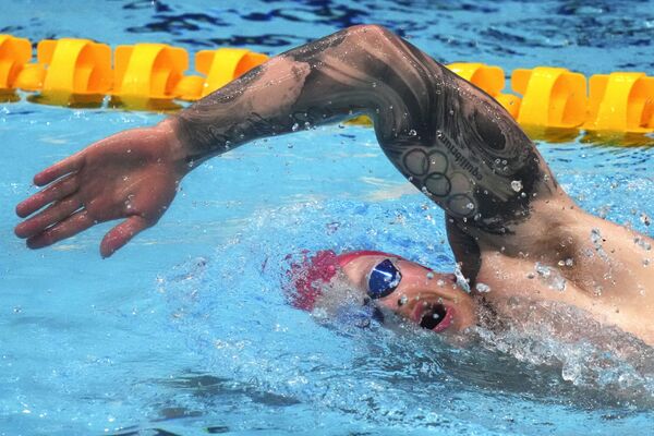 El nadador británico Adam Peaty, durante una sesión de entrenamiento en el Centro Acuático de Tokio. - Sputnik Mundo