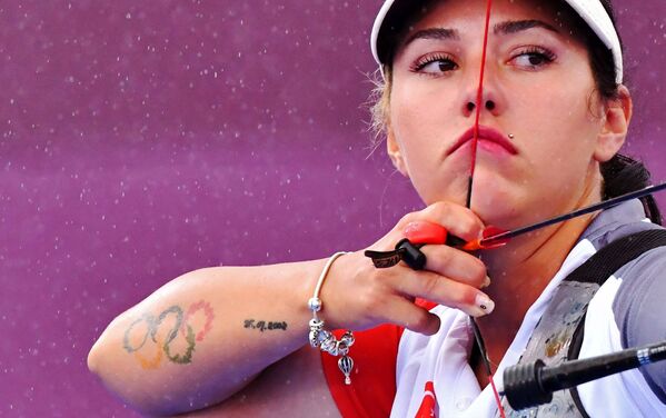 Yasemin Anagoz (Turquía) compite en los 1/16 de final de tiro con arco individual femenino. - Sputnik Mundo
