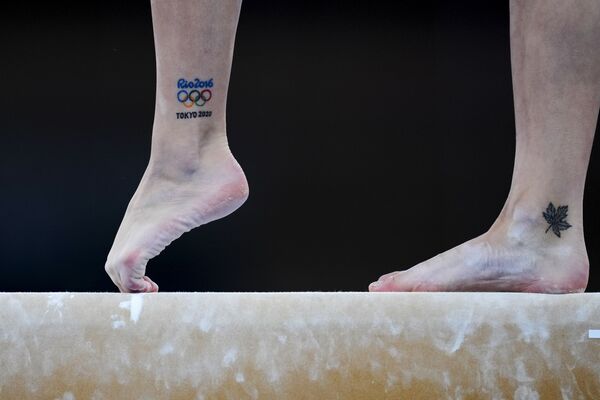 Shallon Olsen (Canadá) realiza un ejercicio de barra de equilibrio durante la ronda de clasificación de la competencia de gimnasia artística femenina. - Sputnik Mundo