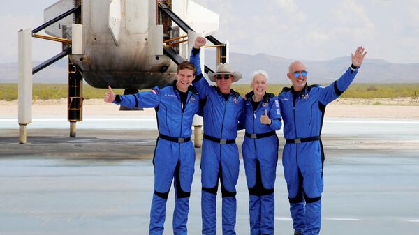 Multimillonario Jeff Bezos (2ndo de izqrda) con sus compañeros del viaje espacial - Sputnik Mundo