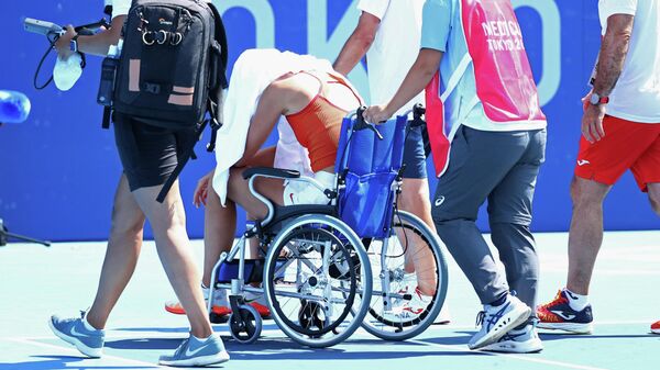Paula Badosa sale del Ariake Tennis Park (Tokio, Japón) tras padecer un golpe de calor - Sputnik Mundo