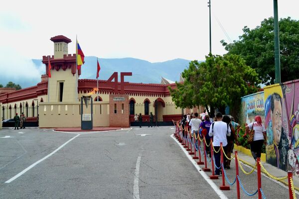Personas ingresan al Cuartel de la Montaña para visitar a Hugo Chávez en su lugar de reposo - Sputnik Mundo