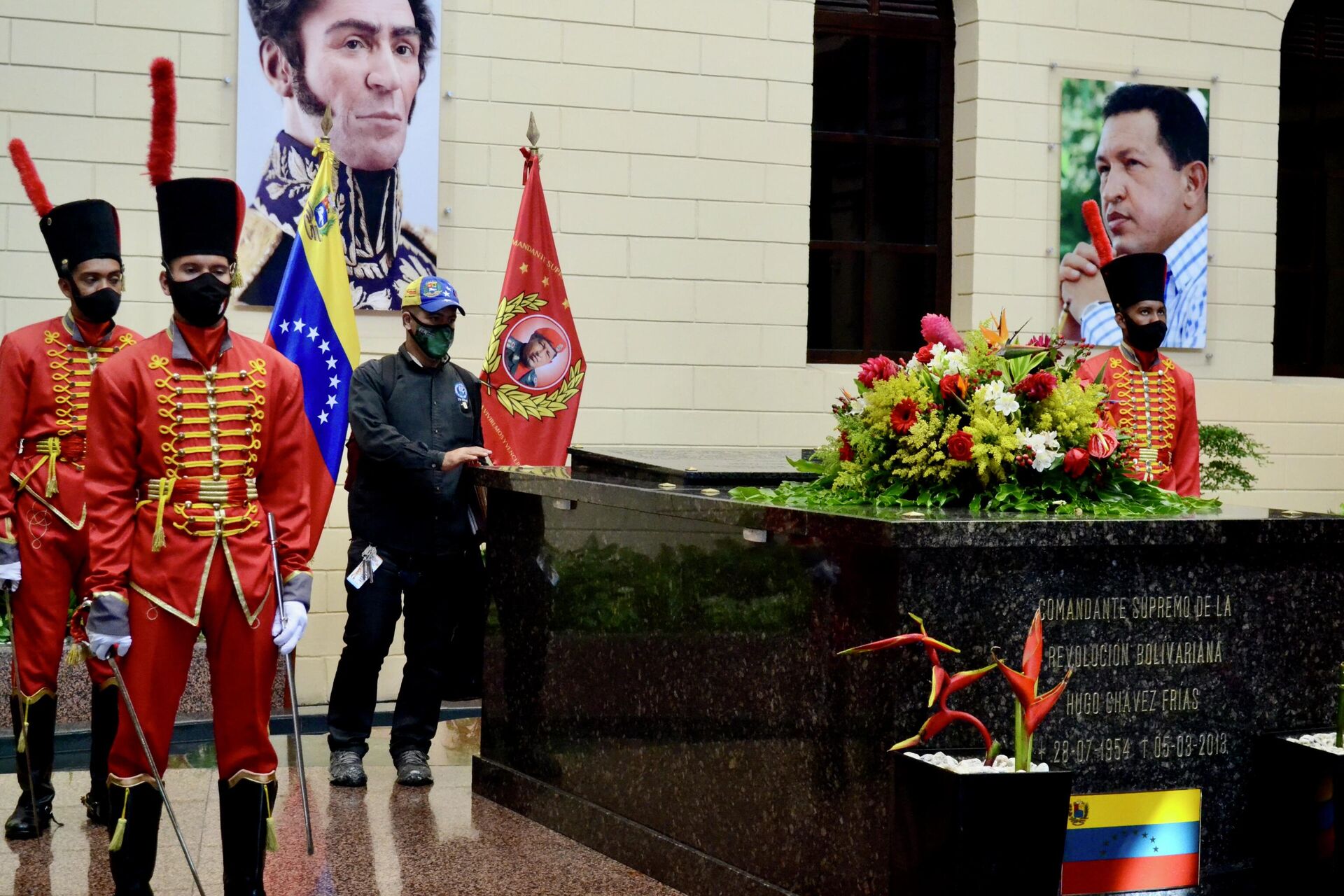David Méndez apoya su mano sobre el mármol que cubre los restos mortales de Hugo Chávez - Sputnik Mundo, 1920, 29.07.2021