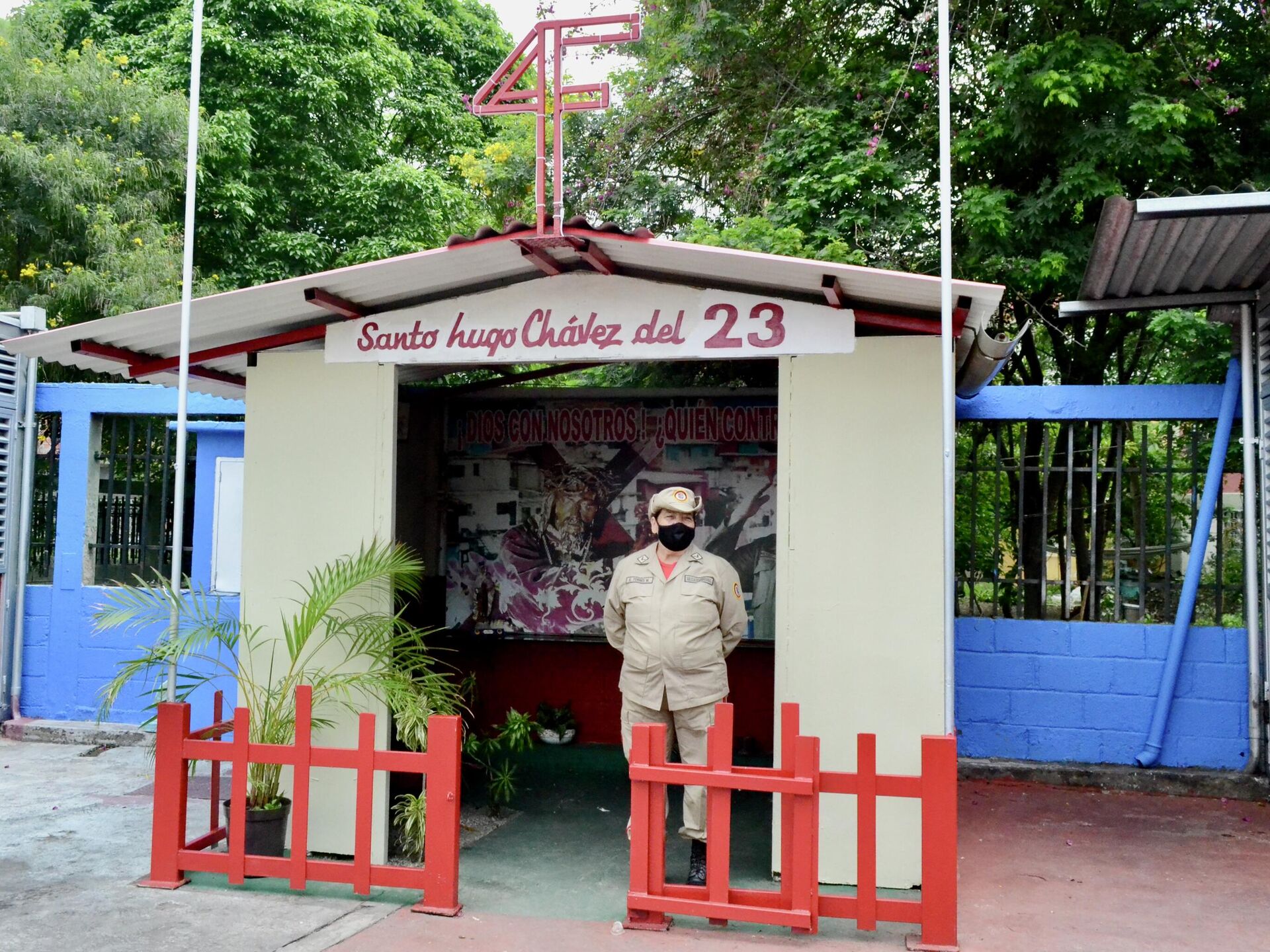 Elizabeth Torres custodia la capilla “Santo Hugo Chávez del 23”, frente al Cuartel de la Montaña - Sputnik Mundo, 1920, 29.07.2021