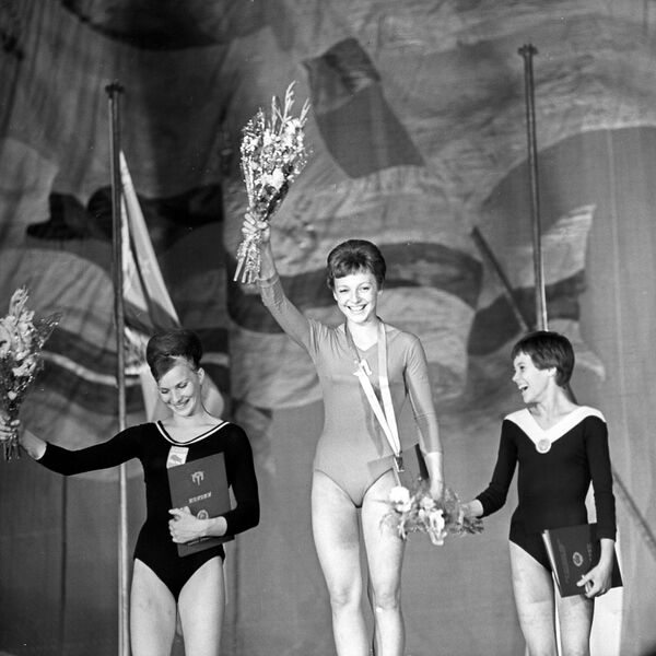 Kuchínskaya, en aquel momento, ya era campeona absoluta de la URSS. Sin embargo, nadie pensó que se llevaría un oro en el mundial. La checoslovaca Vera Caslavska, tres veces campeona de los JJOO de Tokio 1964, era considerada la favorita en el torneo. - Sputnik Mundo