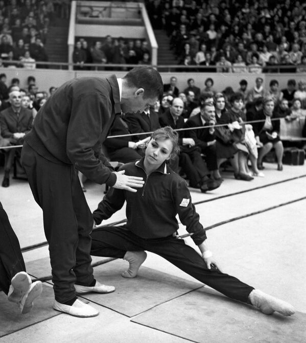 En el primer día de competición, la deportista soviética se cayó de las barras asimétricas, pero se llevó el bronce en los ejercicios de suelo y en la general individual. - Sputnik Mundo