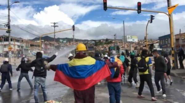 Los manifestantes se enfrentan con la Policía en Bogotá - Sputnik Mundo