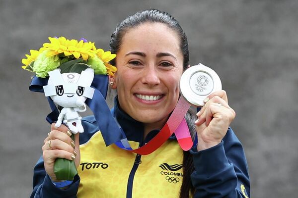 Mariana Pajón, de Colombia, celebra su medalla de plata en el ciclismo BMX Racing - Sputnik Mundo