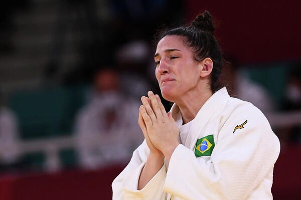 La brasileña Mayra Aguiar llora al conquistar la tercera medalla olímpica de su carrera - Sputnik Mundo
