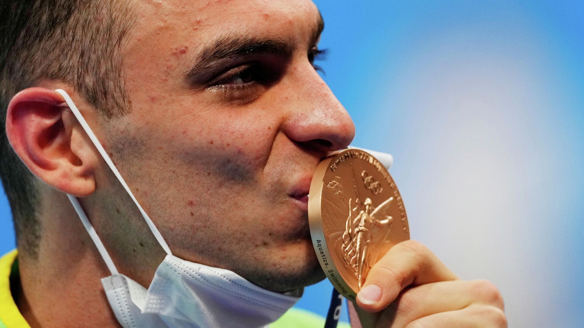 El brasileño Fernando Scheffer posa con su medalla de bronce - Sputnik Mundo, 1920, 30.07.2021