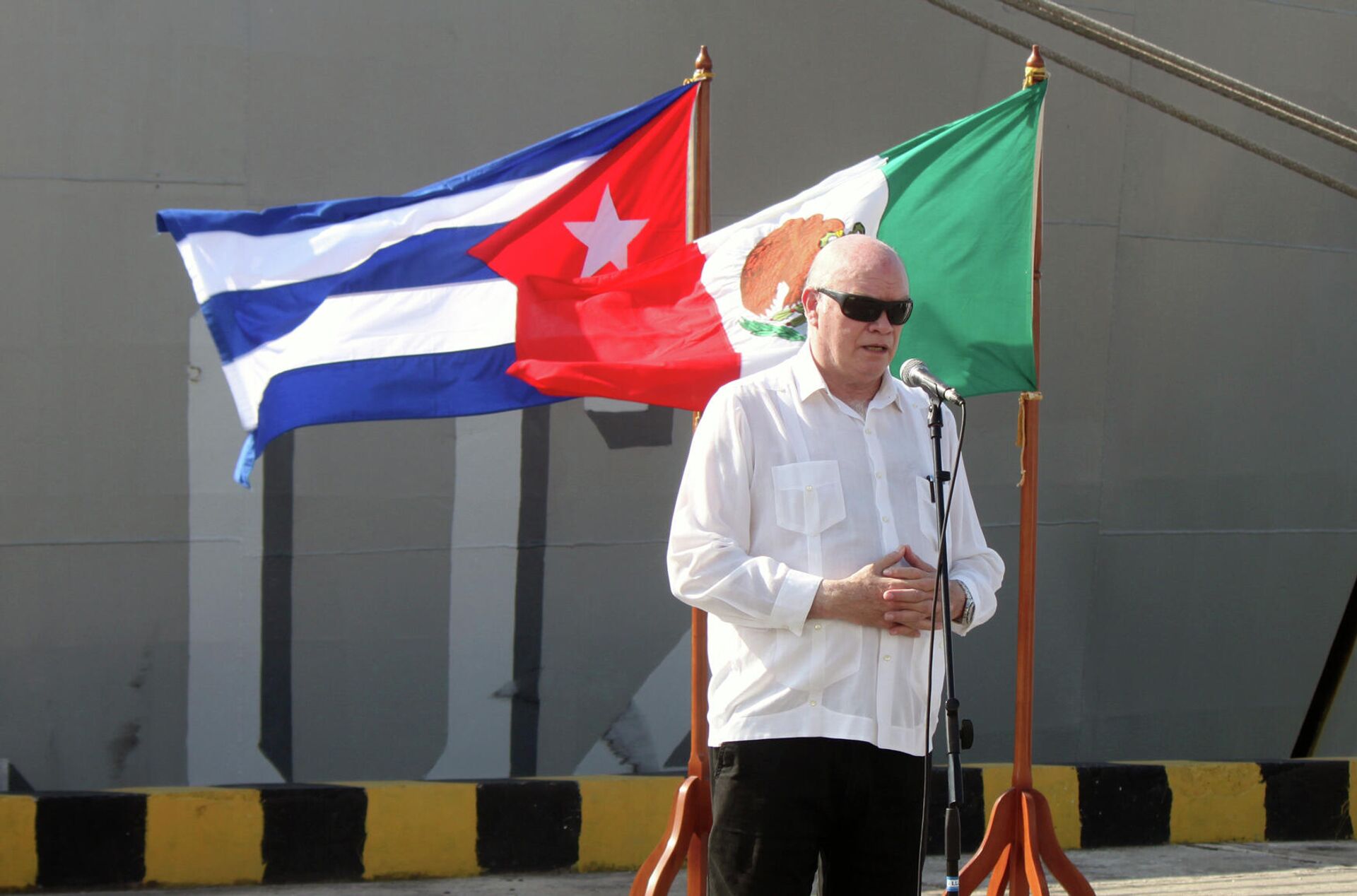 El ministro cubano de Comercio Exterior, Rodrigo Malmierca, durante el recibimiento del buque Libertador, con ayuda humanitaria para Cuba - Sputnik Mundo, 1920, 31.07.2021