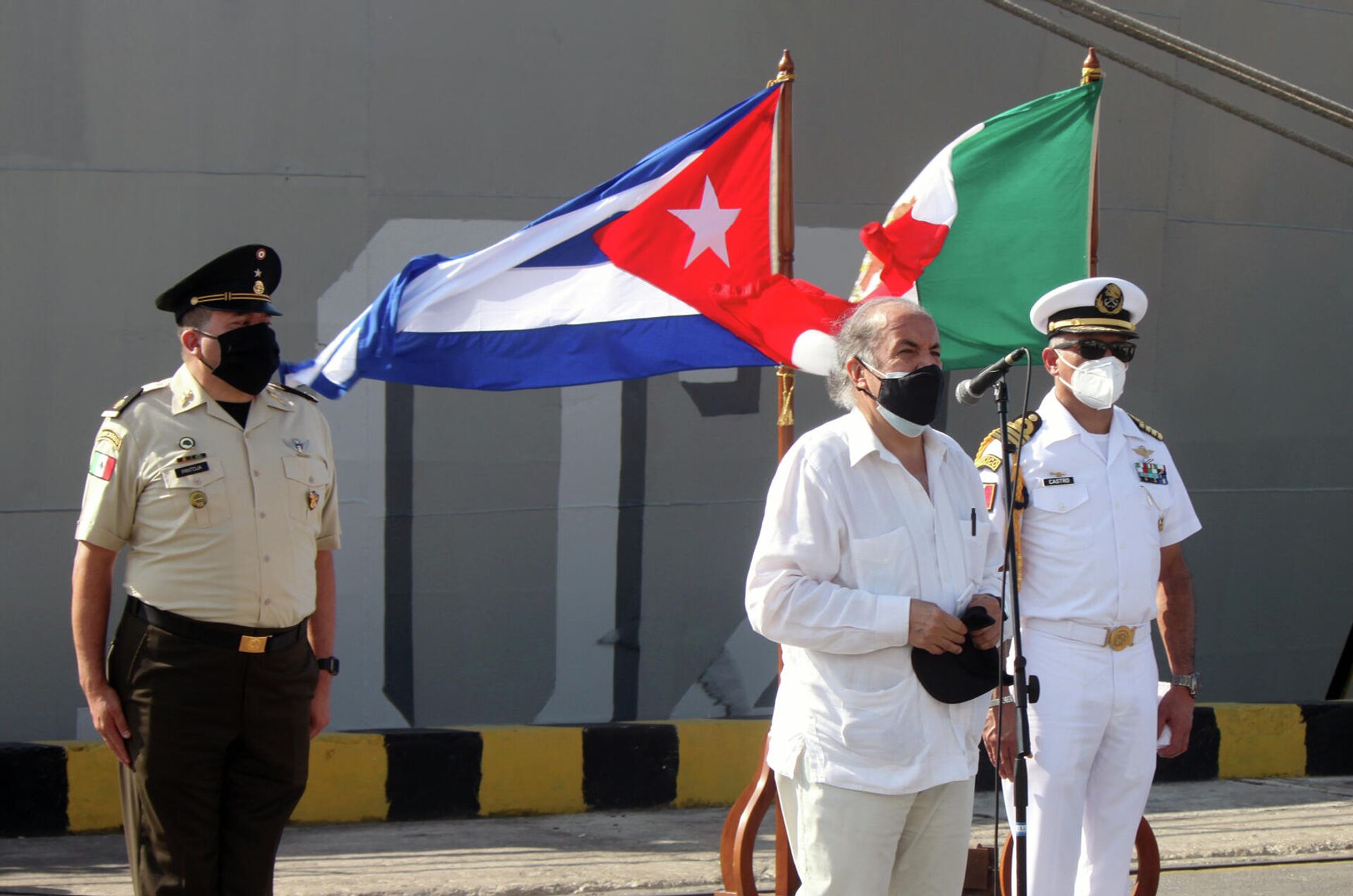 El embajador de México en Cuba, Miguel Díaz Reinoso, durante el recibimiento del buque Libertador, con ayuda humanitaria para Cuba - Sputnik Mundo, 1920, 31.07.2021