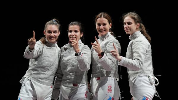 Equipo femenino ruso de esgrima con sable - Sputnik Mundo