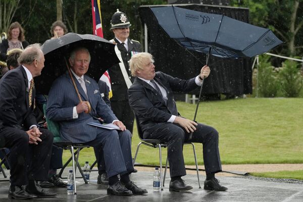 El primer ministro Boris Johnson y el príncipe Carlos en la ceremonia de inauguración del monumento a los policías caídos en el Reino Unido en el National Memorial Arboretum de Alrewas, Inglaterra, en julio de 2021. - Sputnik Mundo