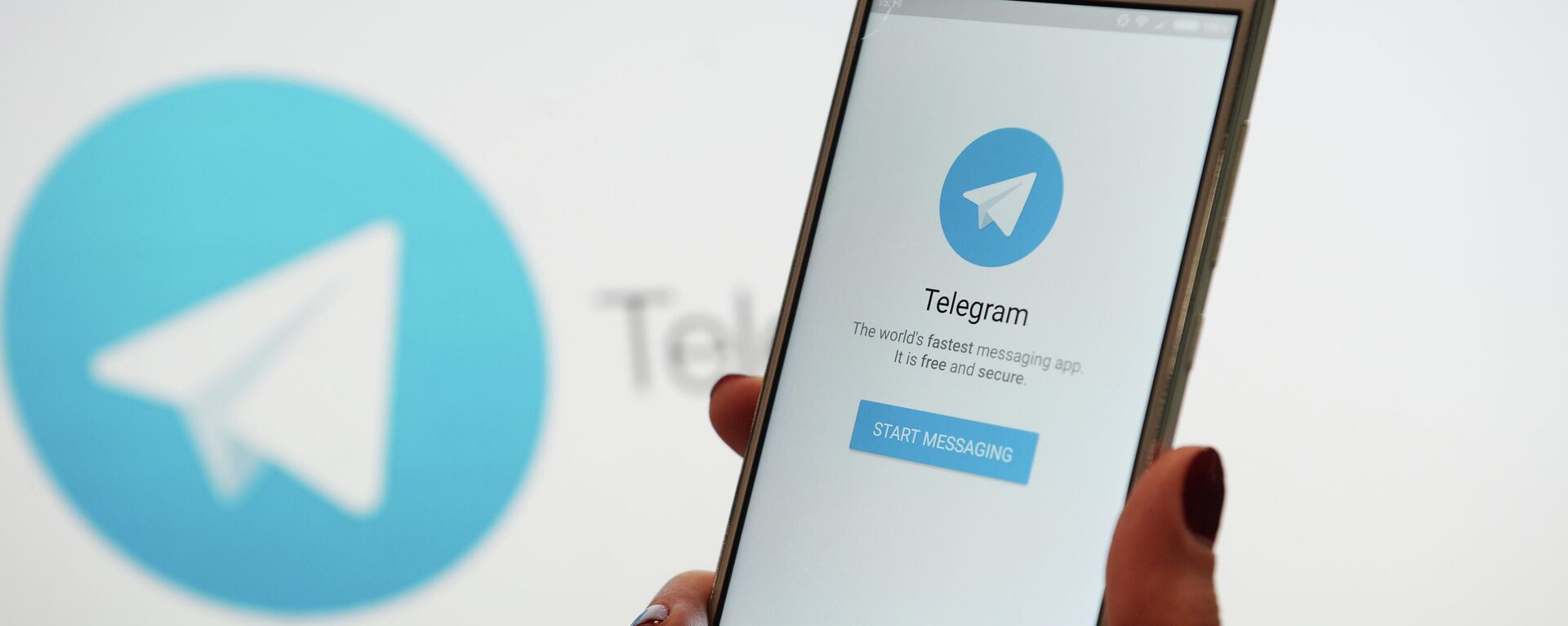 Una persona sostiene un teléfono con la 'app' Telegram en la pantalla - Sputnik Mundo, 1920, 29.04.2023