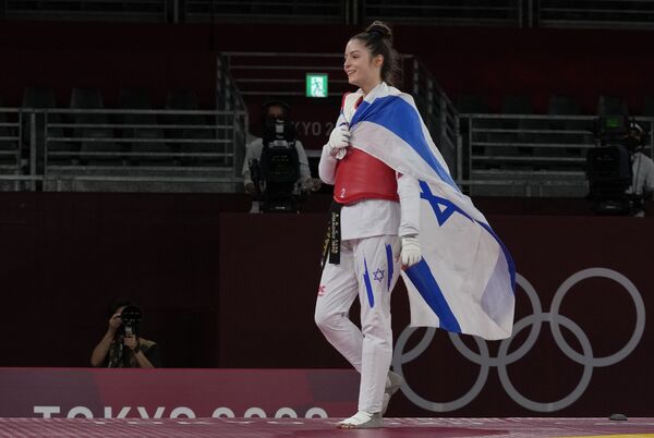 La atleta israelí Avishag Semberg abandona el ring tras derrotar a la turca Rukiye Yıldırım y al ganar una medalla de bronce en taekwondo femenino de 49 kilos, el 24 de julio de 2021. - Sputnik Mundo