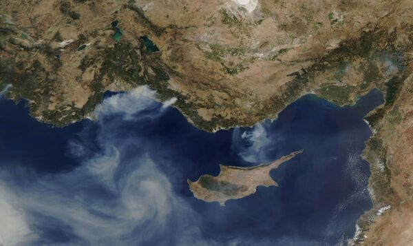 Imagen del satélite Modis de la NASA muestra el humo de los incendios forestales en la costa sur de Turquía el 30 de julio de 2021. - Sputnik Mundo