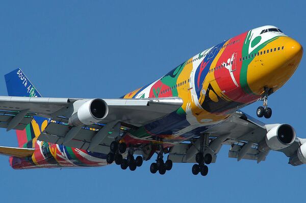Un Boeing 747-300 de South African Airways con la librea Ndizani - Sputnik Mundo