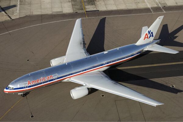 Un Boeing 777-200ER en la antigua librea de American Airlines - Sputnik Mundo