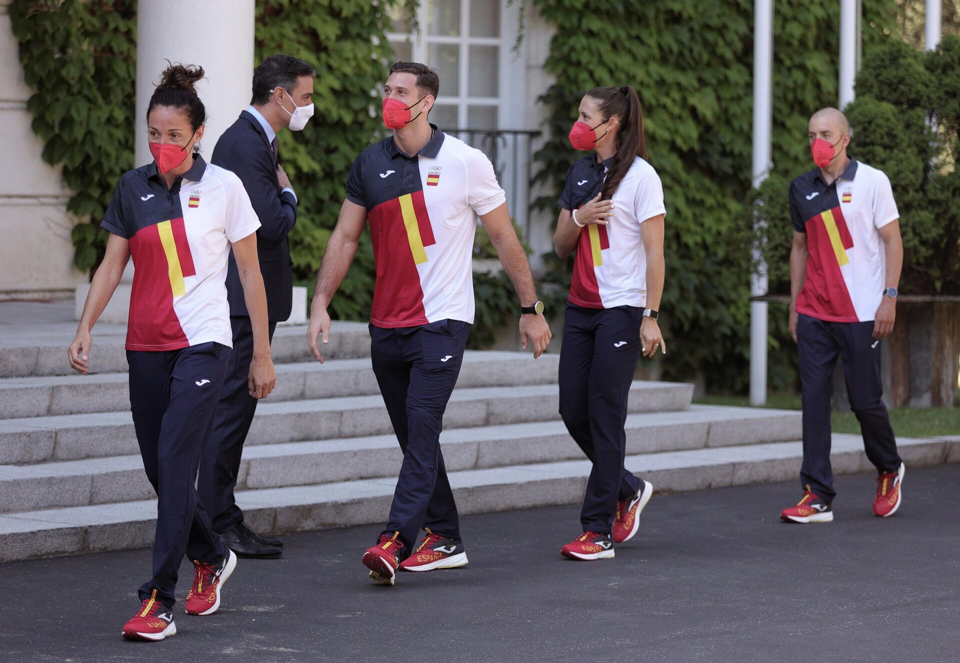 El presidente del Gobierno, Pedro Sánchez, recibe al equipo olímpico español que participará en los Juegos Olímpicos de Tokio 2021, en los Jardines del Palacio de La Moncloa, a 16 de julio de 2021, en Madrid (España) - Sputnik Mundo, 1920, 04.08.2021