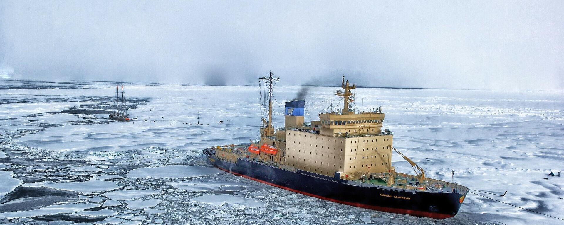Un barco navegando sobre hielo. Antártida. Imagen referencial - Sputnik Mundo, 1920, 09.03.2022