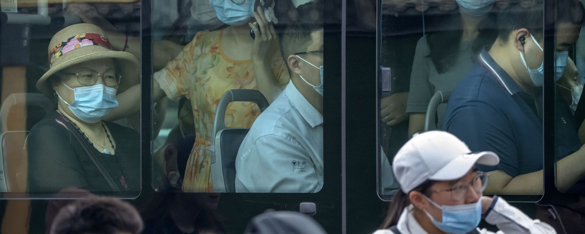 Люди в масках в автобусе в Пекине  - Sputnik Mundo, 1920, 10.01.2023