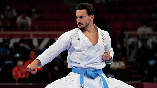 Damián Quintero compitiendo en karate kata masculino en los JJOO - Sputnik Mundo