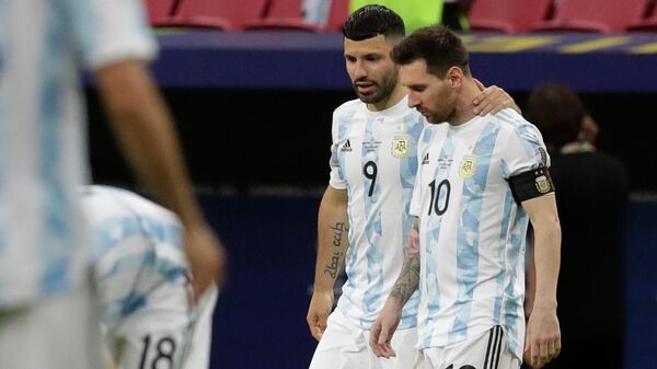 Los argentinos Sergio 'Kun' Agüero y Lionel Messi, juntos en la selección argentina durante la Copa América 2021 - Sputnik Mundo