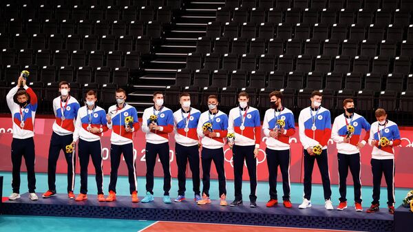 El equipo de voleibol del Comité Olímpico de Rusia recibe la plata en los JJOO de Tokio - Sputnik Mundo