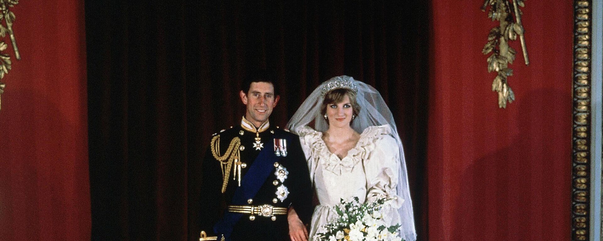 El príncipe Carlos y la princesa Diana el día de su boda - Sputnik Mundo, 1920, 08.08.2021