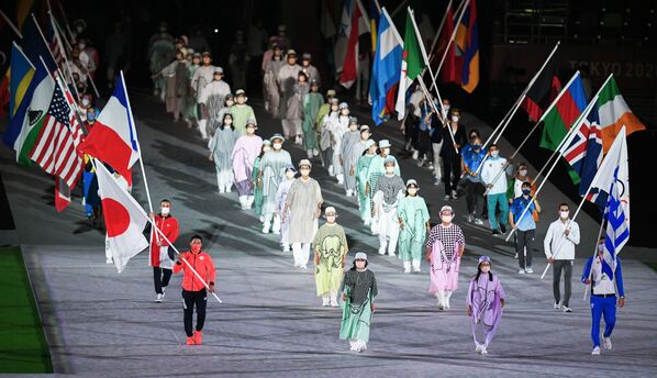 Los atletas se despidieron con un desfile durante la ceremonia de clausura. - Sputnik Mundo