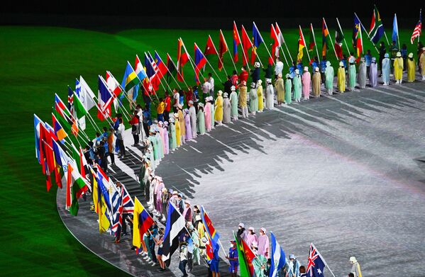 Las banderas de varios países con sus abanderados desfilaron en la ceremonia de clausura. - Sputnik Mundo