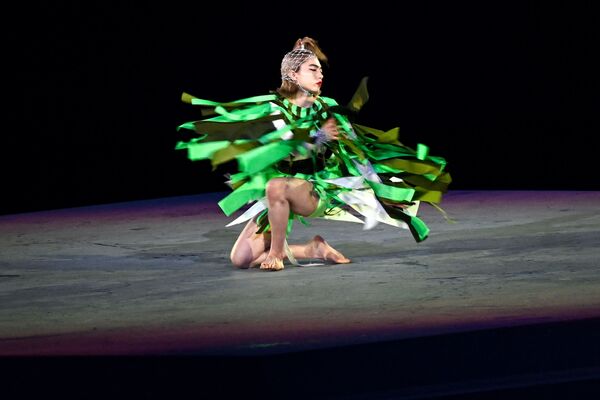 Actuación de la bailarina japonesa Aoi Yamada durante la ceremonia de clausura en el estadio olímpico. - Sputnik Mundo