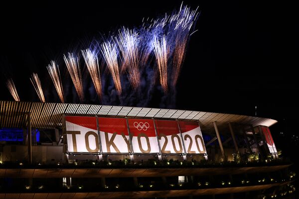 Vista general de los fuegos artificiales sobre el estadio olímpico durante la ceremonia de clausura. - Sputnik Mundo