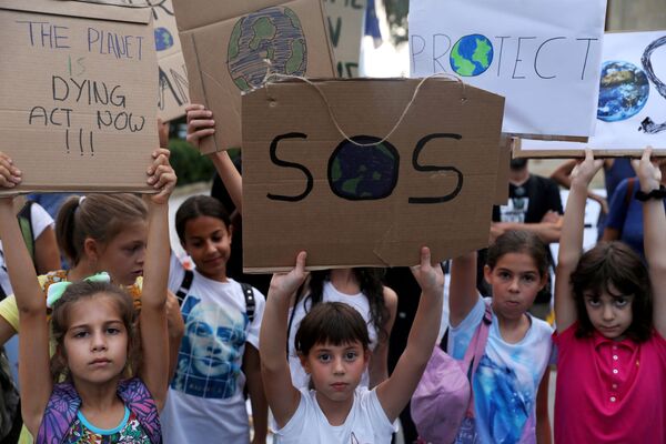 Unos niños en una manifestación contra el cambio climático en Chipre. - Sputnik Mundo