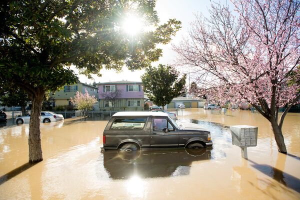 Un automóvil inundado en California. - Sputnik Mundo
