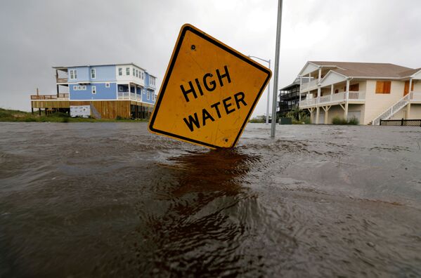 La señal de tráfico Marea alta en una calle inundada de Carolina del Norte. - Sputnik Mundo