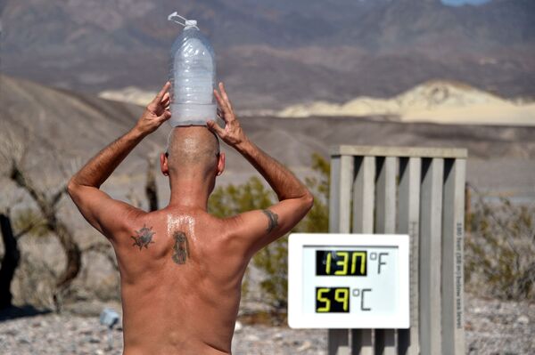 Un vecino de Las Vegas se enfría con una botella de hielo en el Valle de la Muerte, donde se ha batido el récord mundial de calor. - Sputnik Mundo