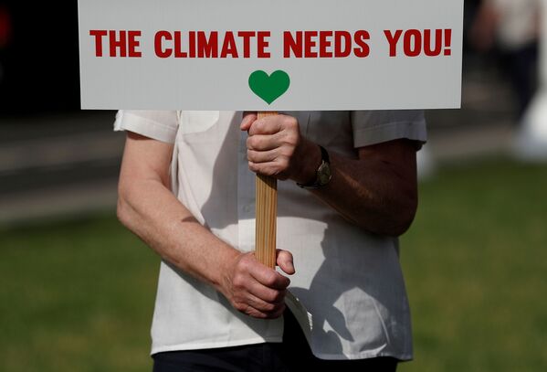 Un manifestante con el cartel ¡El clima te necesita!. - Sputnik Mundo
