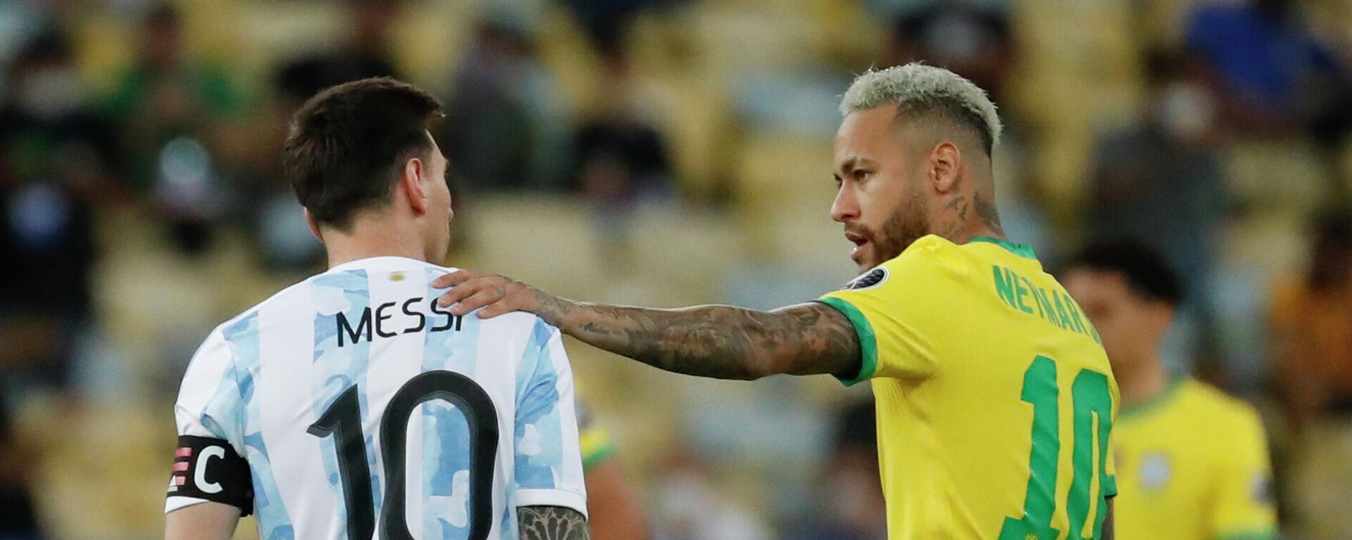 El argentino Lionel Messi y el brasileño Neymar se saludan durante la final de la Copa América 2021 - Sputnik Mundo, 1920, 15.11.2022
