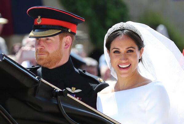 El 19 de mayo de 2018, uno de los nietos de Isabel, el príncipe Harry, se casó con la actriz estadounidense Meghan Markle. A principios de 2020, Harry y Meghan anunciaron su retiro de la realeza y se trasladaron a California, EEUU. - Sputnik Mundo