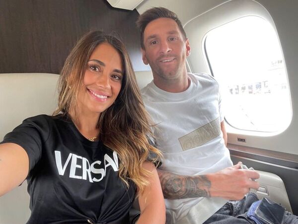 Lionel Messi y su esposa Antonela Roccuzzo posan dentro de su jet privado de camino a París - Sputnik Mundo