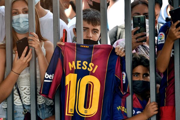 La fanaticada del Barcelona espera fuera del Camp Nou que termine la conferencia de prensa donde Lionel Messi comunicó su salida del club azulgrana - Sputnik Mundo