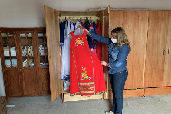 Nely Subotin muestra trajes populares del conjunto Kalinka - Sputnik Mundo
